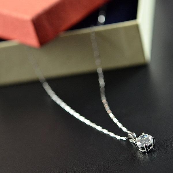 Fine 925 silver with white gold plated pendant with 45cm white gold plated chain.